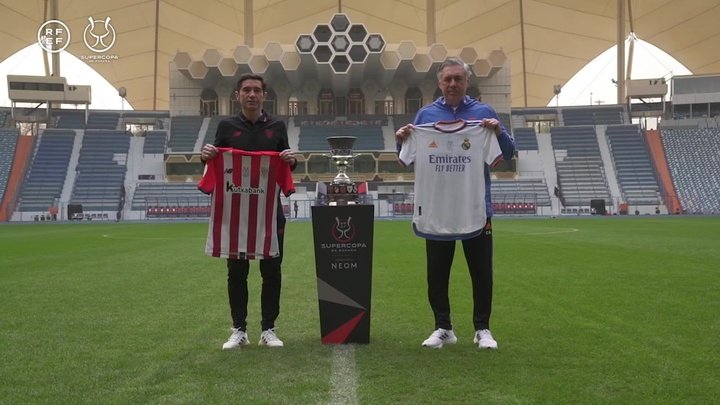 VIDEO: Ancelotti and Marcelino pose with Spanish Super Cup trophy