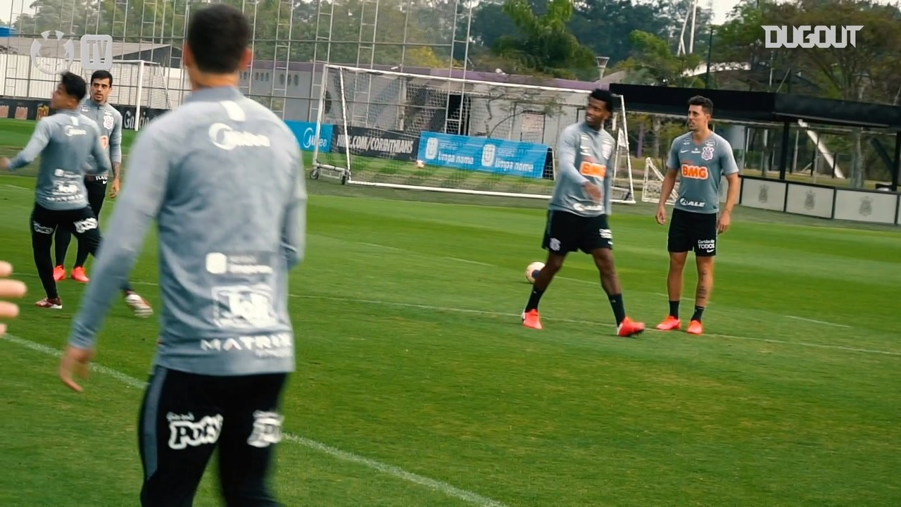 VÍDEO: bom astral no último treino do Corinthians antes da semifinal