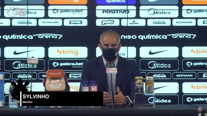 VÍDEO: Sylvinho explica reação dos jogadores após pênalti para o Inter