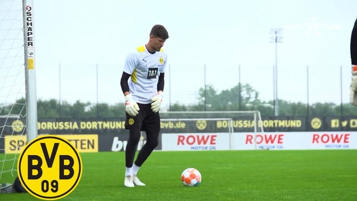 VIDEO: Borussia Dortmund's new signing Gregor Kobel in training