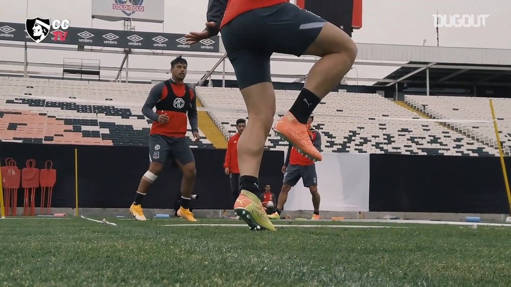 Colo-Colo play futnet in training. DUGOUT