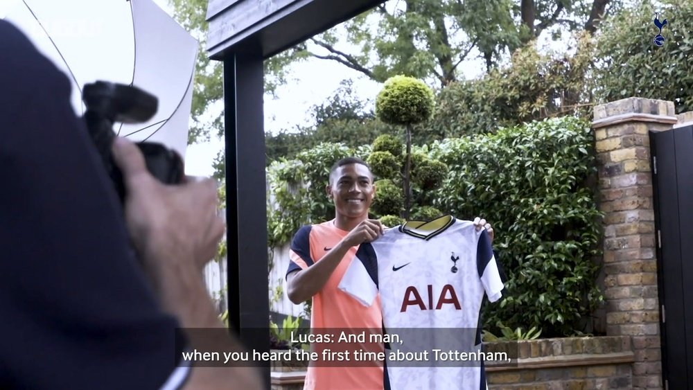 Carlos Vinicius discusses life at Spurs with Lucas Moura over lunch. DUGOUT