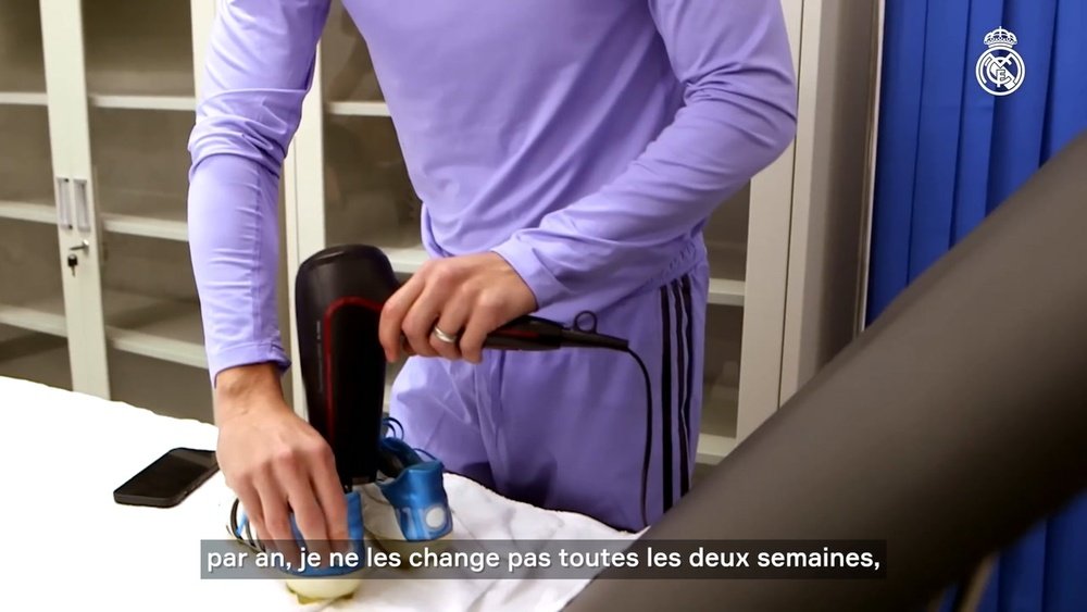 Kroos évoque sa routine avec ses crampons. dugout