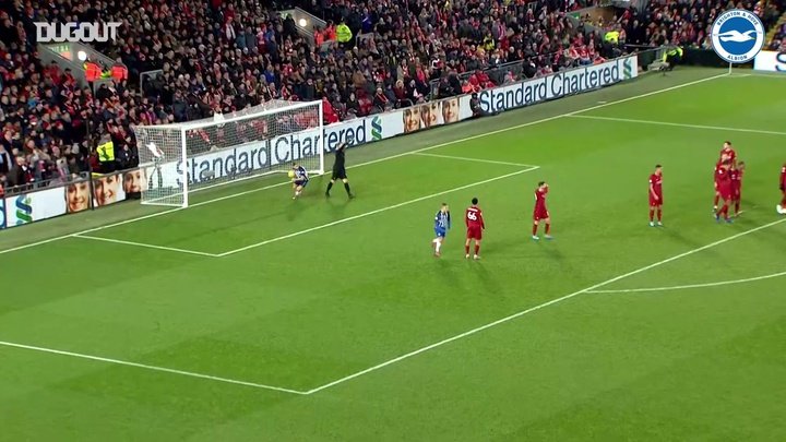 VIDÉO : Le coup franc malin de Lewis Dunk contre Liverpool