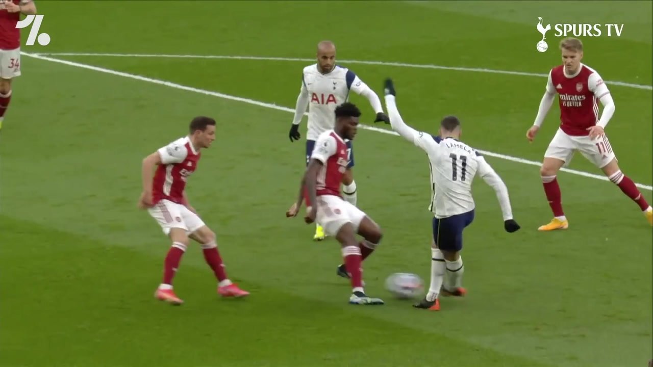 VIDÉO : le coup du foulard splendide de Lamela contre Arsenal