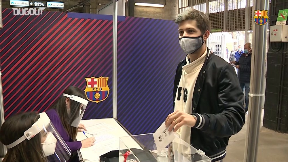 Busquets, Messi y Sergi Roberto votaron en las elecciones del Barça. Captura/Dugout