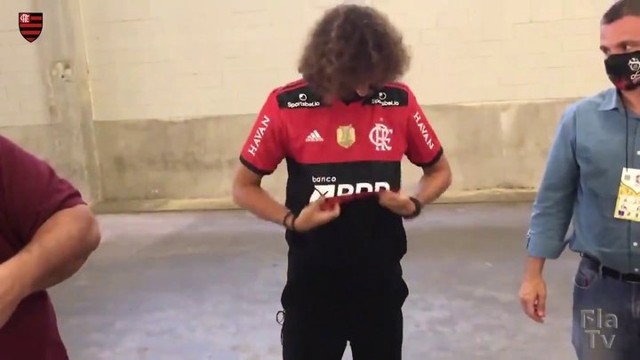 VÍDEO: David Luiz posa com a camisa 23 do Fla e visita companheiros antes do jogo