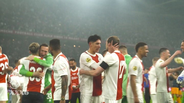 L'Ajax festeggia il suo 36° titolo di campione d'Olanda. Dugout