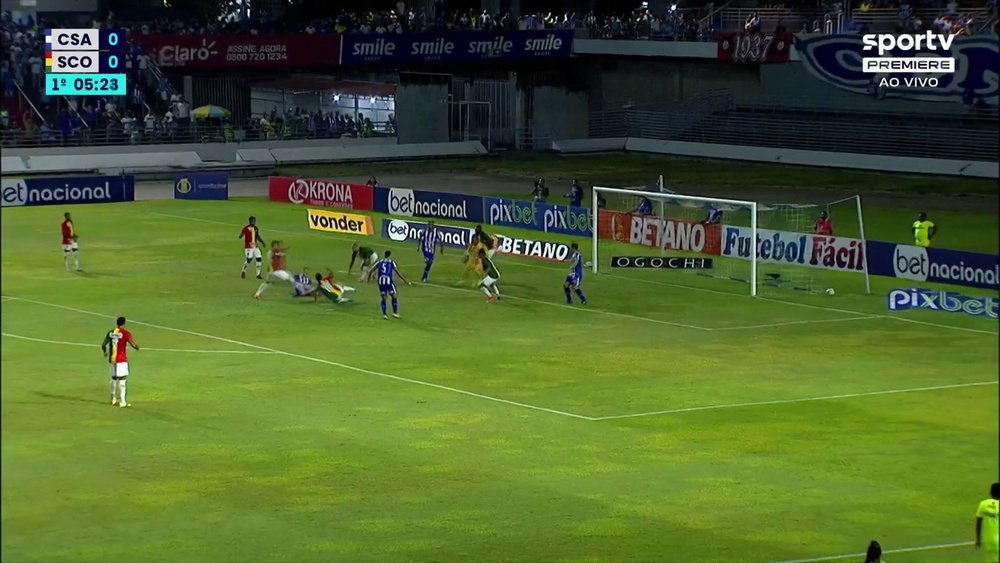 Lances da partida entre CSA E Sampaio Corrêa.Dugout