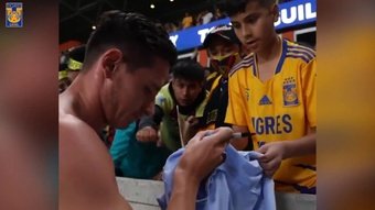 Thauvin gave his jersey to a Tigres fan. DUGOUT
