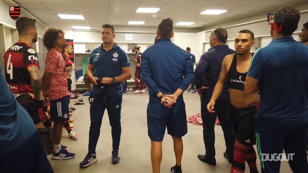 Rogério Ceni motivou o grupo no vestiário do Morumbi antes da derrota para o São Paulo. DUGOUT