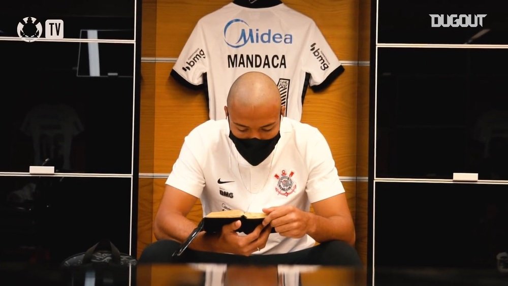 A emoção do jovem Luis Mandaca após estrear com gol no Corinthians. DUGOUT