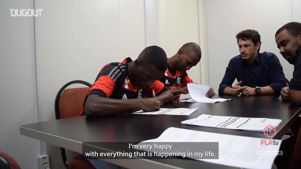 VIDEO: Vinicius Jr.'s signs his first professional contract at Flamengo. DUGOUT