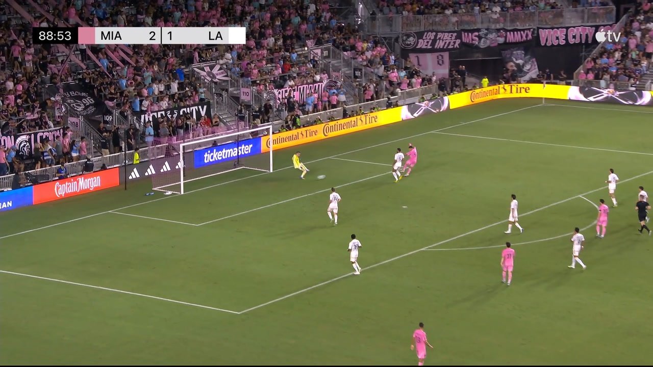 Passe décisive folle du talon de Messi pour Suárez