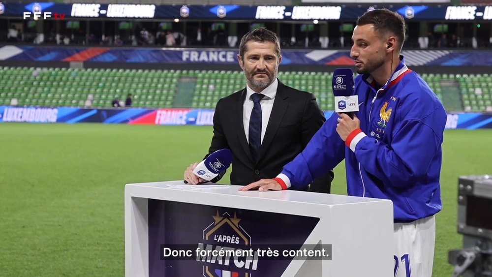 La réaction de Jonathan Clauss après son superbe but contre Luxembourg. dugout