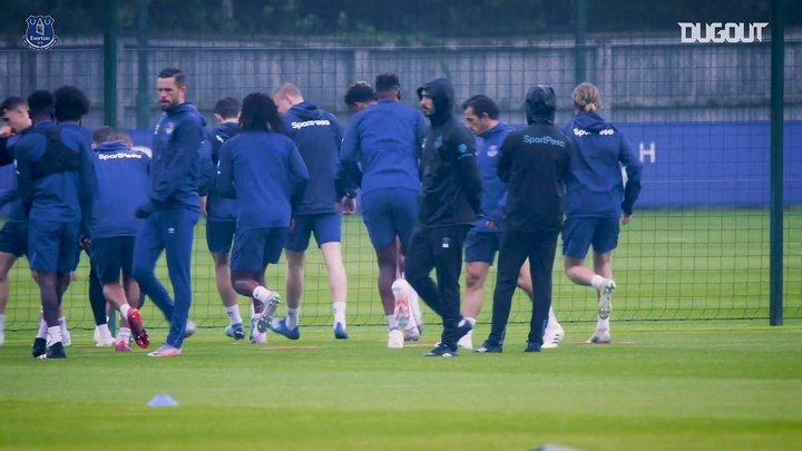 VÍDEO: Yerry Mina volta a treinar no Everton após lesão