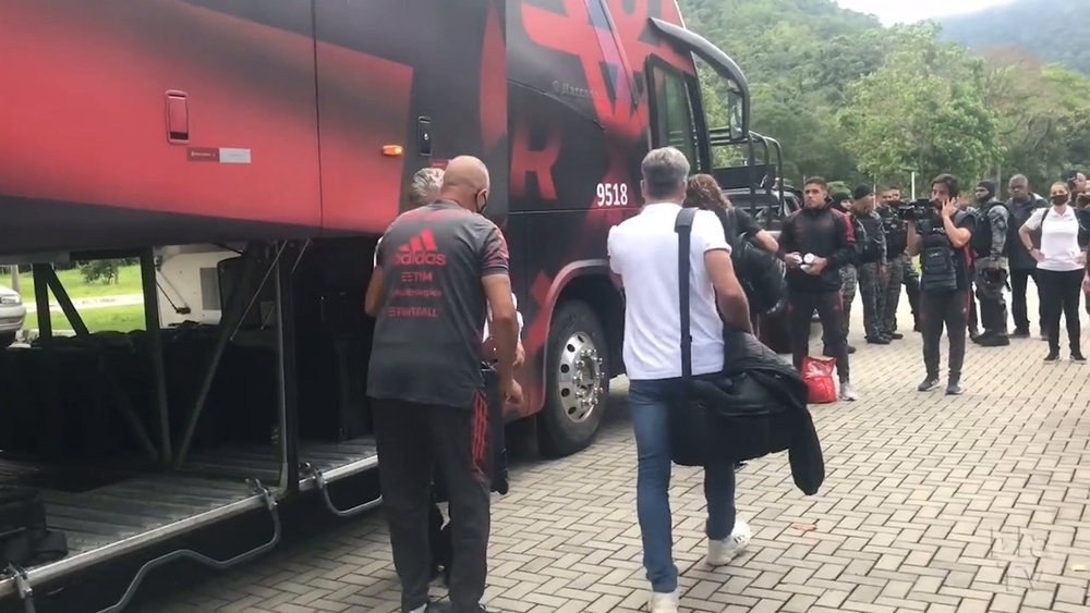 Torcida faz festa gigante em saída do Flamengo do Rio antes de decisão. DUGOUT