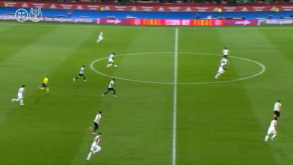 Le beau but du Valence CF en finale de la Coupe du Roi. dugout