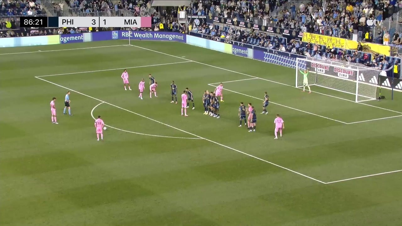 Cobrança de falta espetacular de Messi no empate com o Philadelphia. DUGOUT