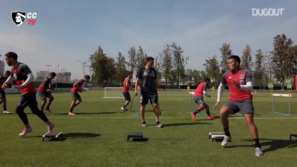 Colo-Colo train ahead of the game. DUGOUT