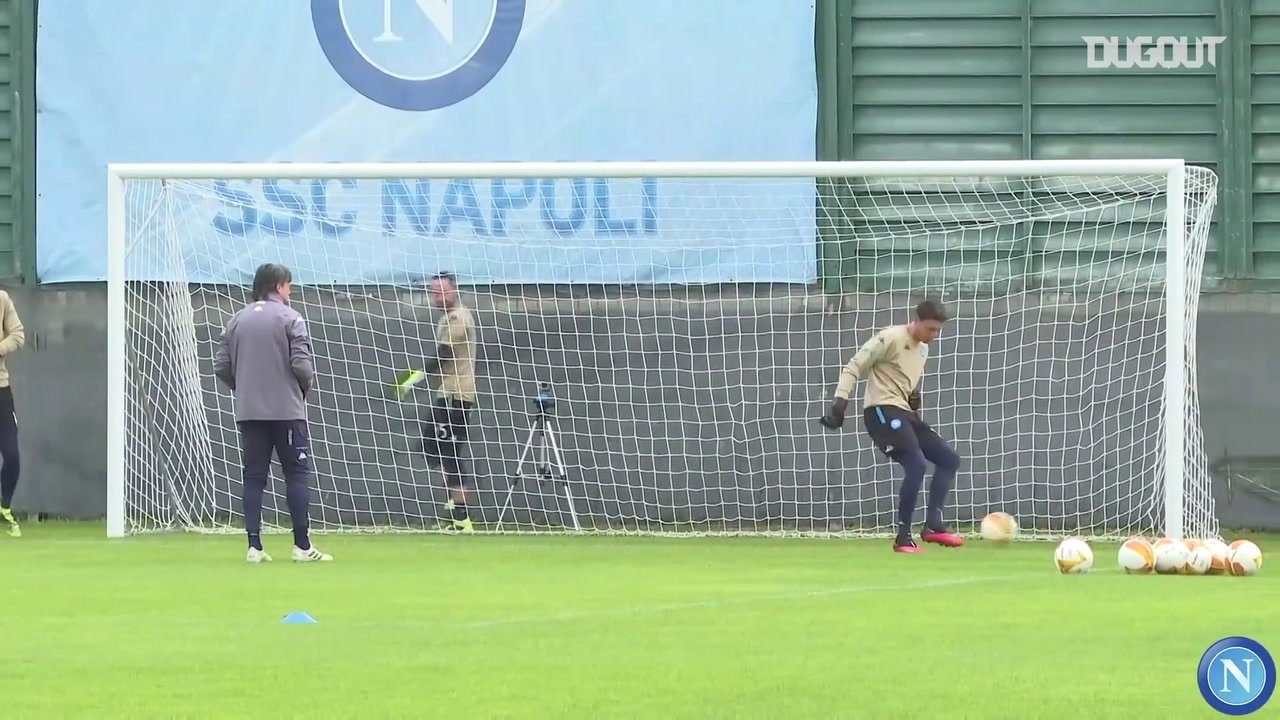 VÍDEO: Napoli treina nos Países Baixos para buscar vaga da Liga Europa
