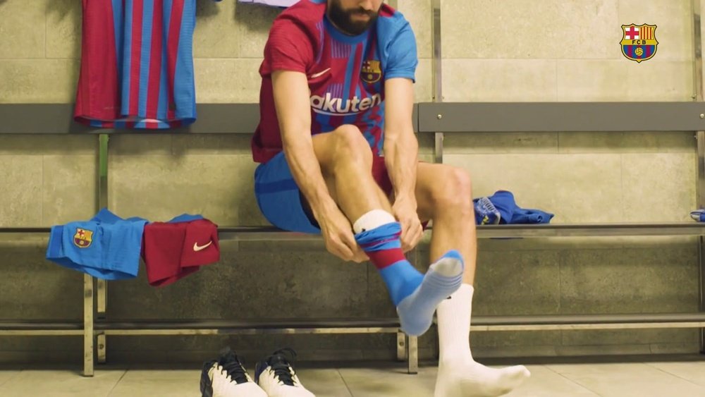 Estrelas do Barcelona posam com nova camisa. DUGOUT