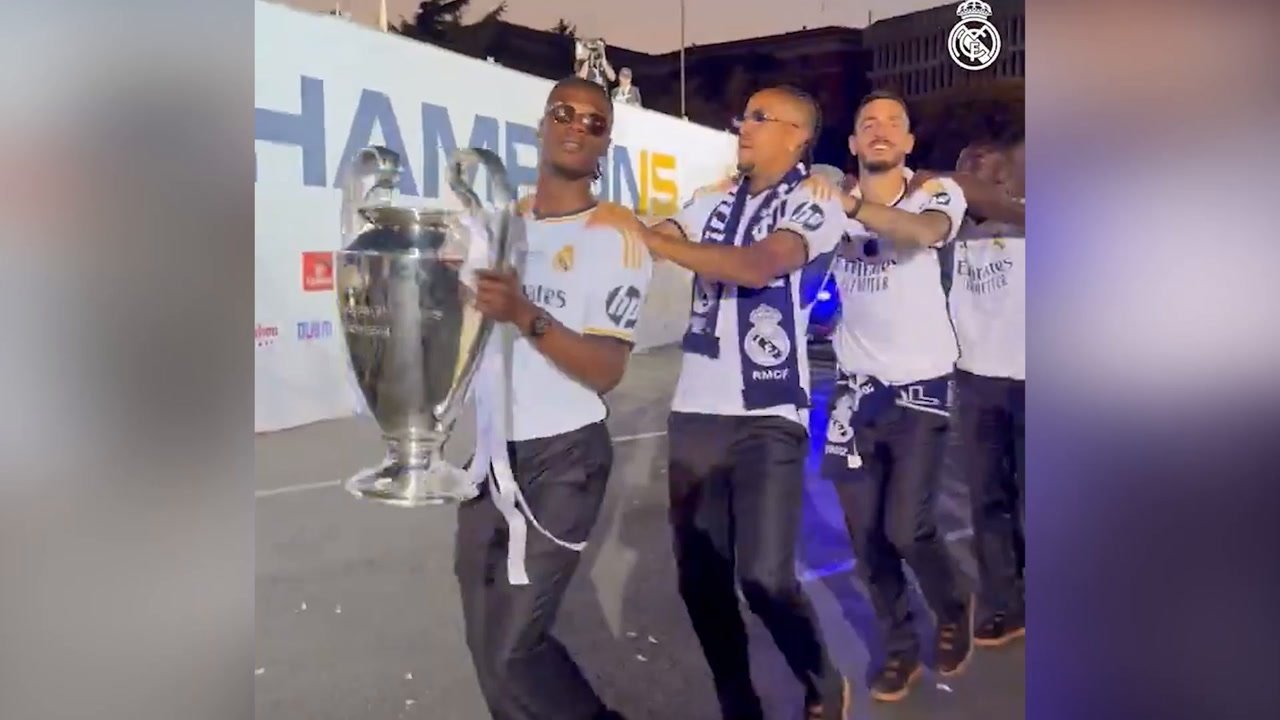 VIDEO: Real Madrid players dance & celebrate with Champions League trophy