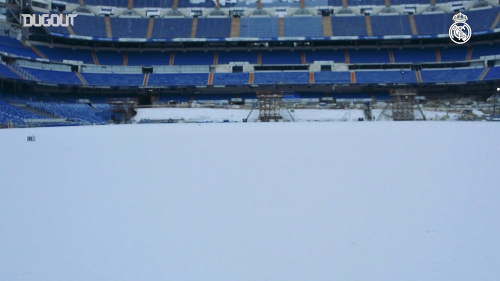 Spectacular images of the Santiago Bernabéu covered in snow. DUGOUT