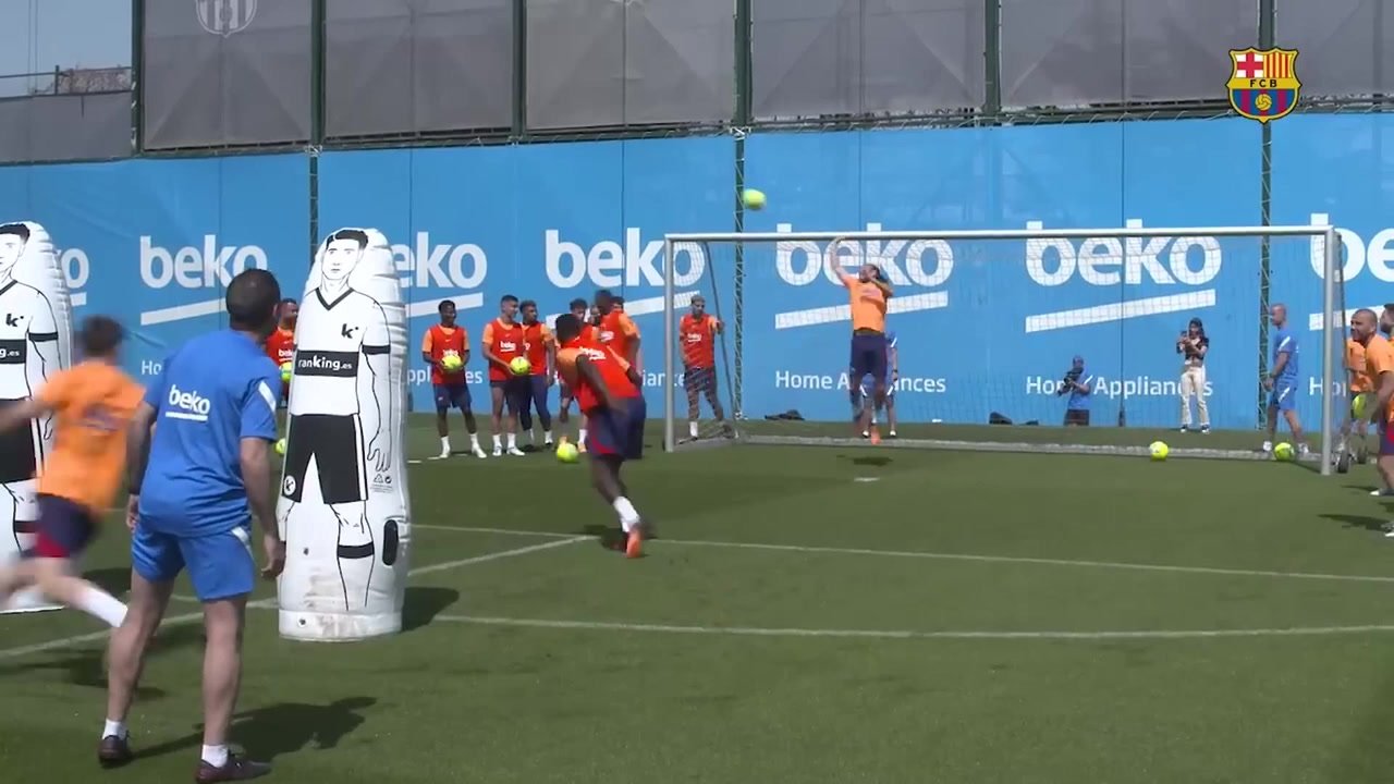 VIDEO: FC Barcelona players show their heading and goalkeeping skills