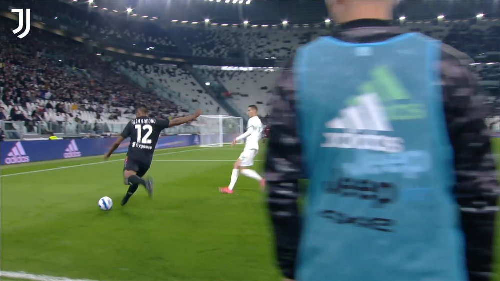 Il colpo di testa di McKennie contro i neroverdi. Dugout