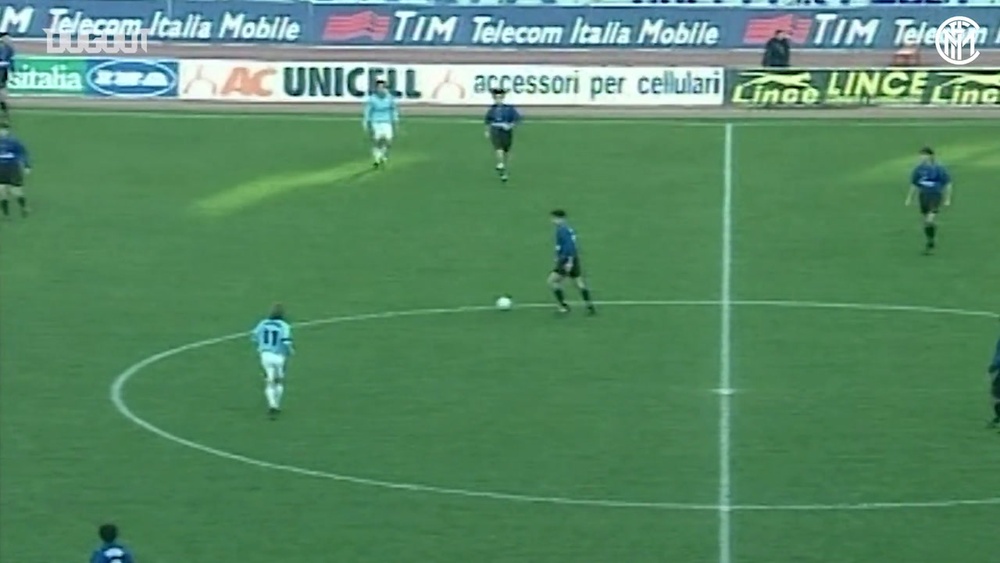 Djorkaeff concretizza un'incredibile azione corale contro la Lazio. Dugout