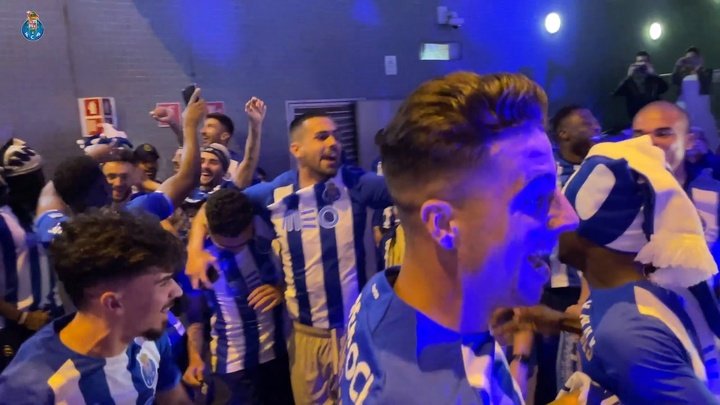 VÍDEO: jogadores do Porto celebram título da Primeira Liga com a torcida