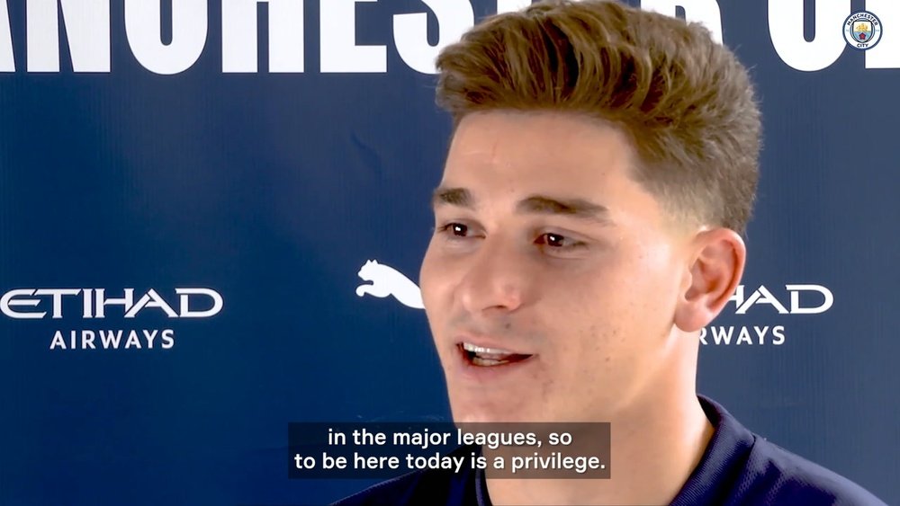 VIDEO: Julian Alvarez' first Man City interview