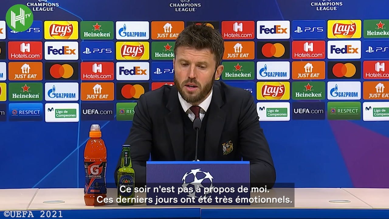 Michael Carrick en conférence de presse suite à la victoire d'United face à Villarreal. Dugout