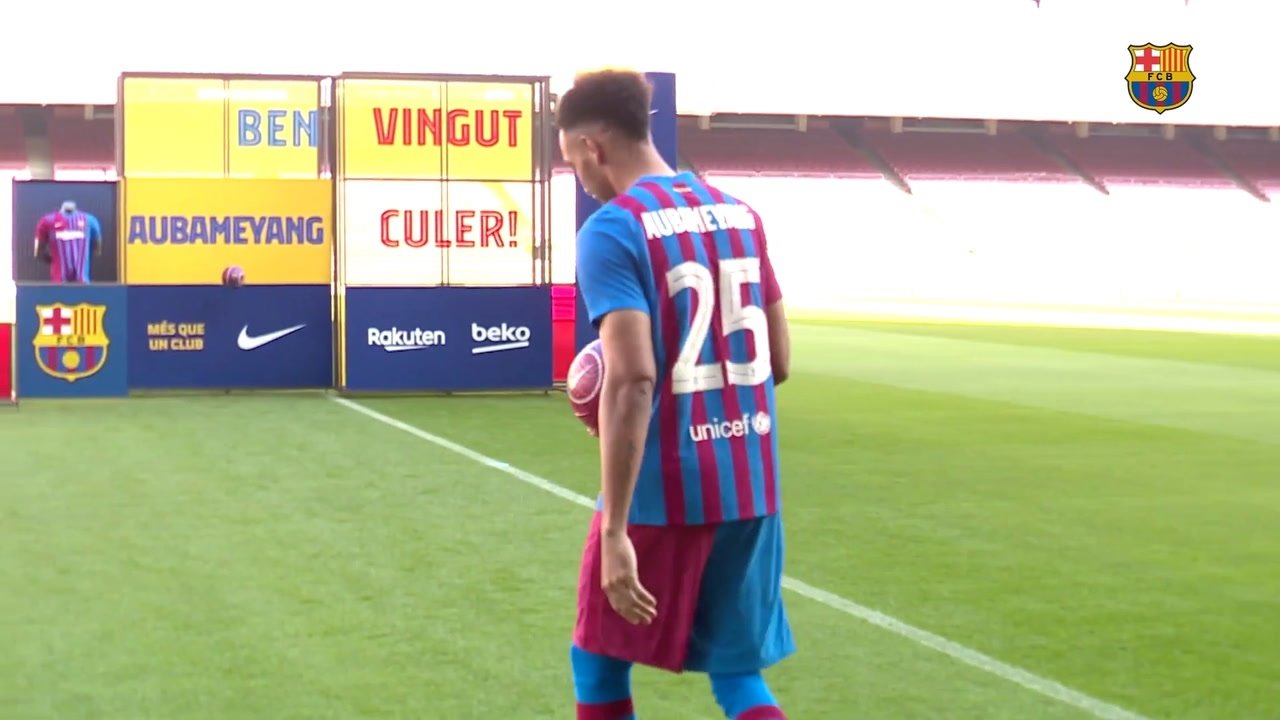 La présentation officielle d'Aubameyang au Camp Nou. Dugout
