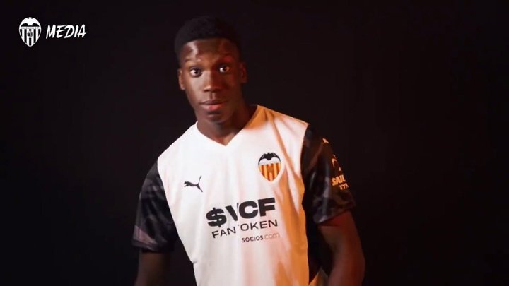 Ilaix Moriba firma per il Valencia