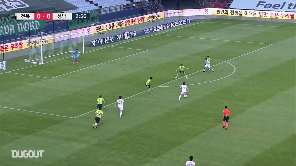 Jeonbuk and Seongnam played out an entertaining 2-2 draw in the K-League. DUGOUT