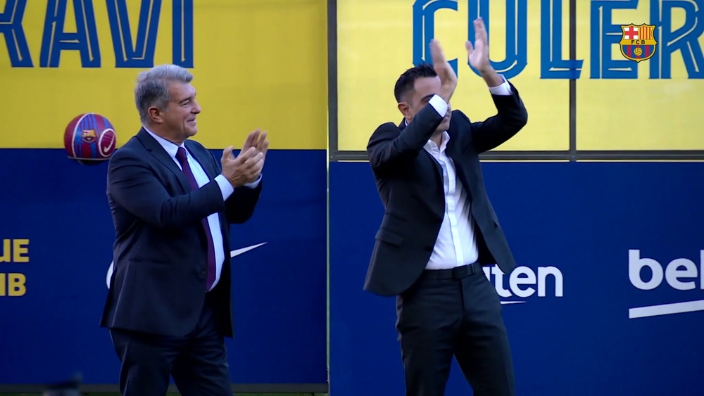 La presentazione di Xavi come nuovo allenatore del Barcellona. Dugout