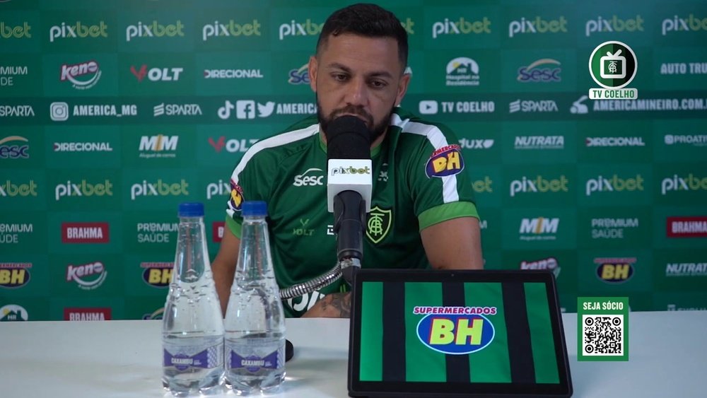 Felipe Azevedo comemora renovação de contrato. DUGOUT