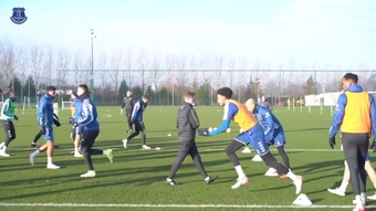 com Richarlison, Everton treina de olho no duelo contra o Aston Villa