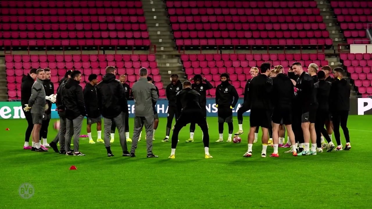 VIDEO: Malen, Sancho & Co gear up in Eindhoven for PSV clash