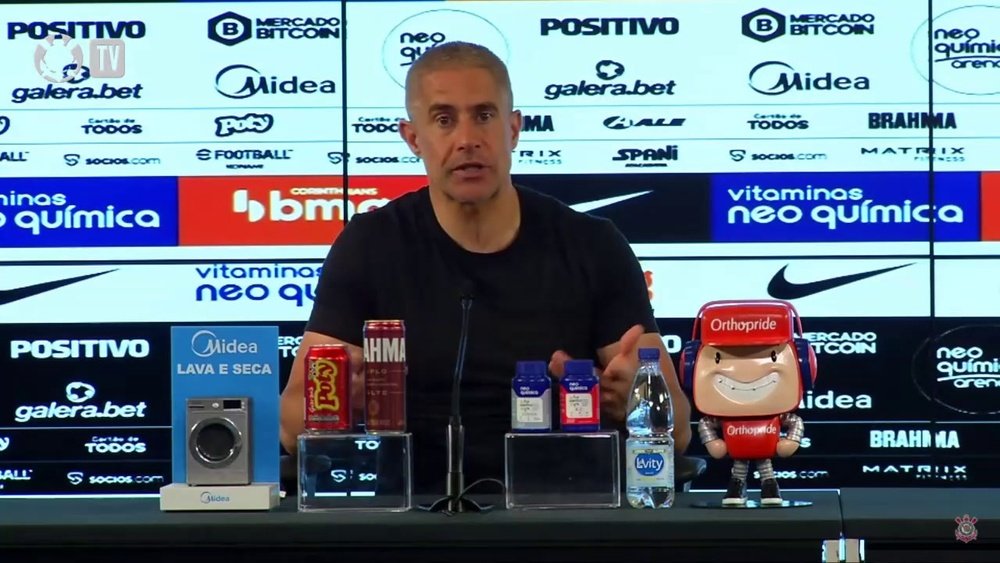Sylvinho fala da mudança de postura do Corinthians nos jogos em casa. DUGOUT