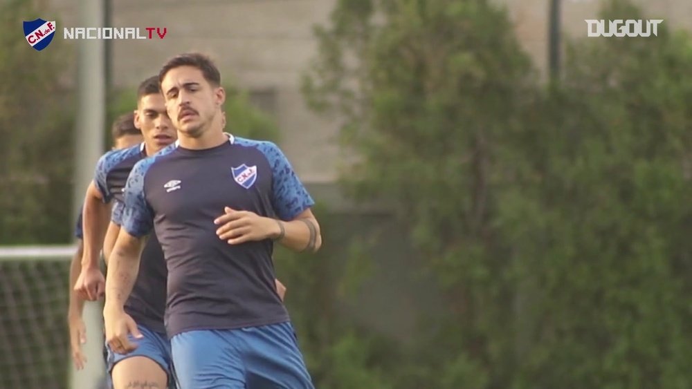 Gabriel Neves em ação durante treinos no Nacional do Uruguai. DUGOUT