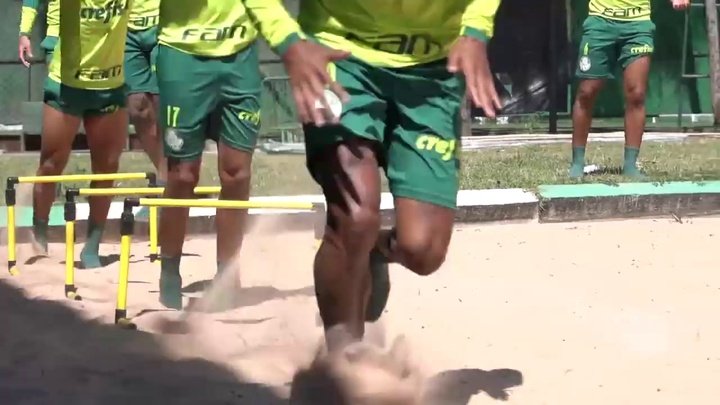 VÍDEO: treino do Palmeiras é marcado por sol, areia e muitos gols