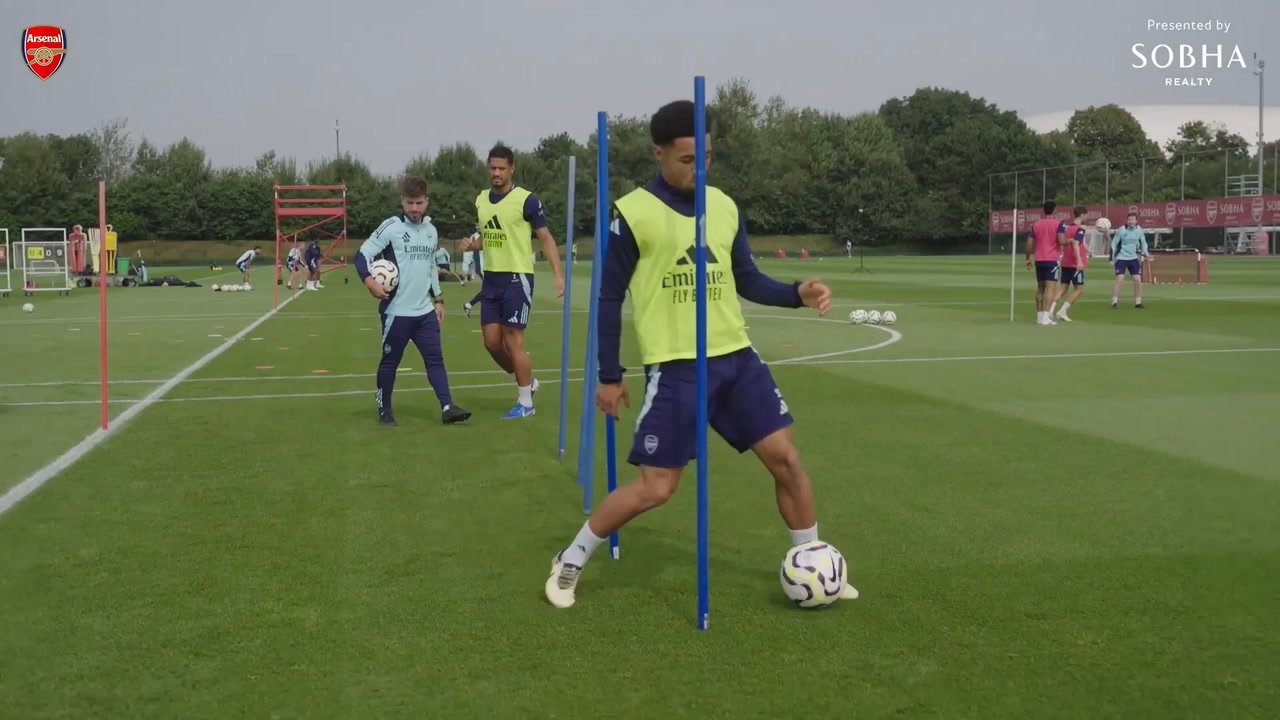 VIDEO: Nketiah & Arsenal begin preparations ahead of Aston Villa clash