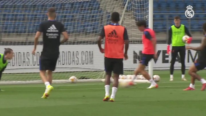 VÍDEO: Mendy participa de treino com a equipe principal do Real Madrid