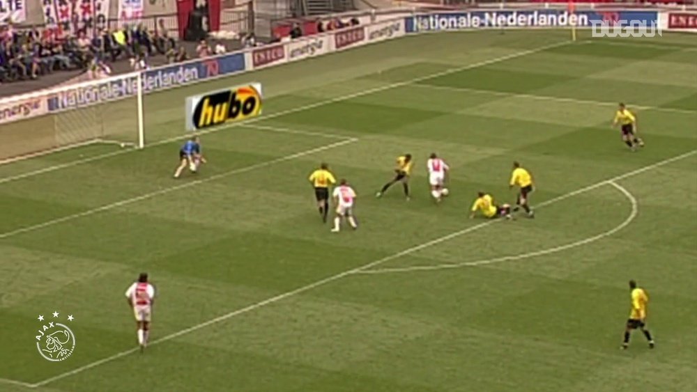 Ibrahimovic marcou golaço em 2004 pelo Ajax, seu segundo clube. DUGOUT