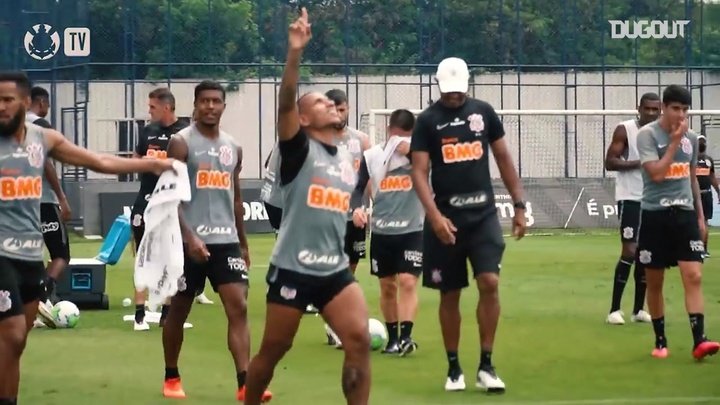 VÍDEO: Otero lança desafio após gol 'diferenciado' em treino do Corinthians