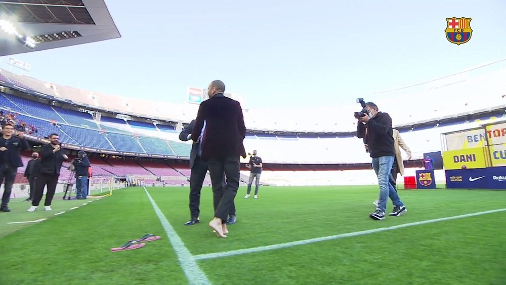 Daniel Alves é apresentado oficialmente pelo Barça no Camp Nou. DUGOUT