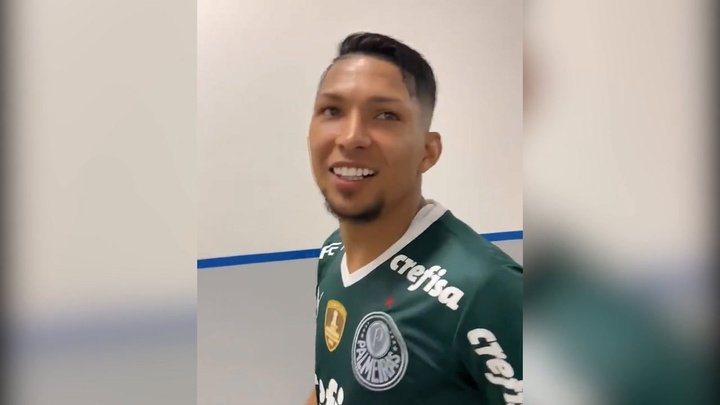 Rony celebra gol contra o Corinthians e imita Luva de Pedreiro